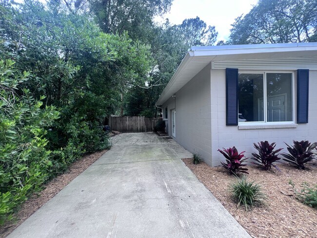 Building Photo - 3857 W University Ave