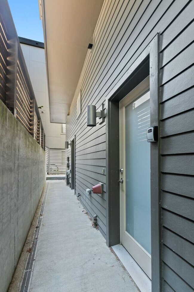 Building Photo - Air Conditioned West Seattle Live/Work Tow...