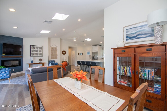 Building Photo - 4335 E Clarendon Ave