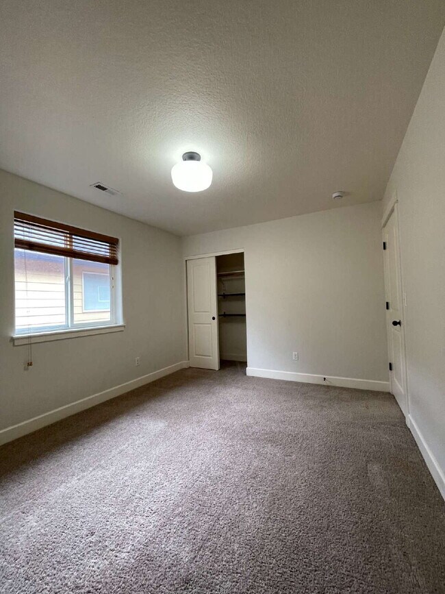 Building Photo - 3 Bedroom / 2.5 Bathroom Home with Attached Garage & Fenced Backyard