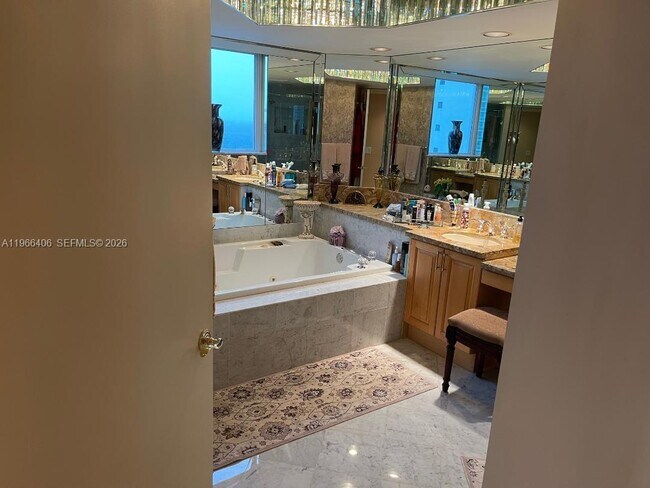 Building Photo - 16445 Collins Ave