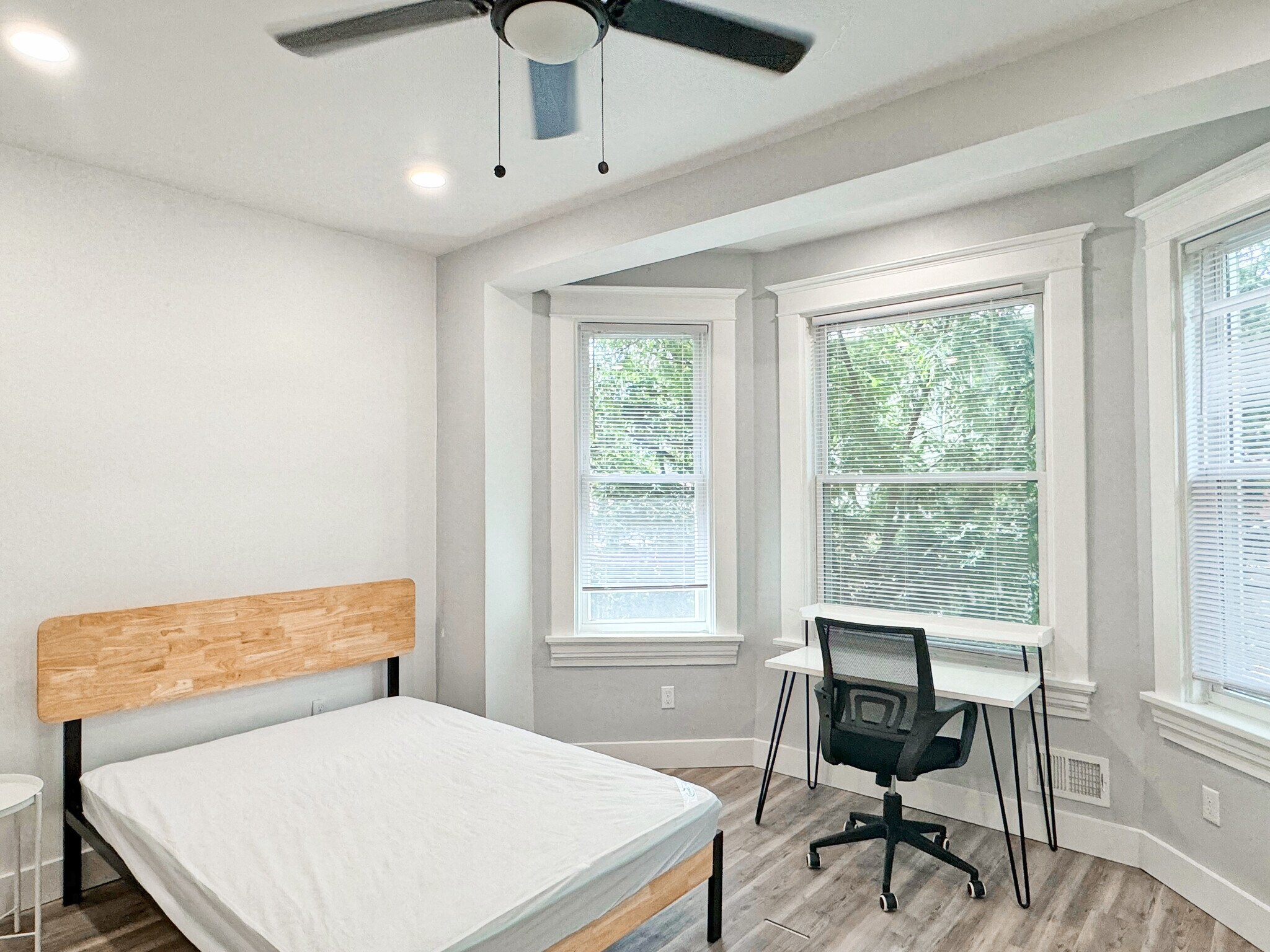 Building Photo - 5845 Phillips Ave