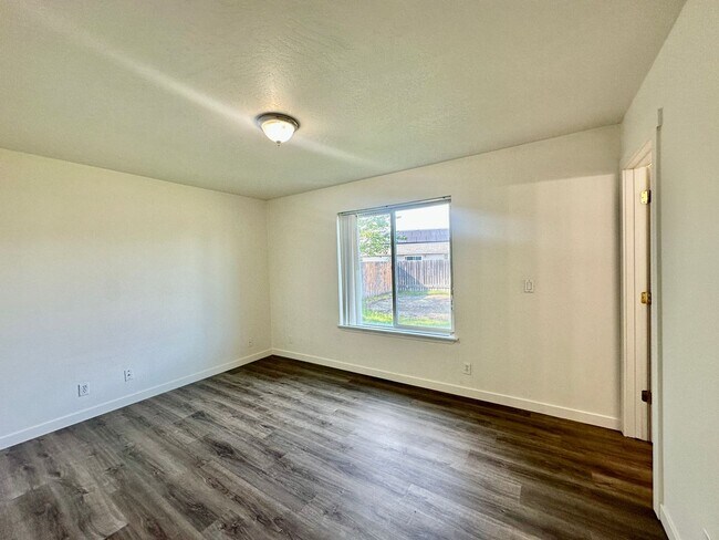 Building Photo - 3 bedroom ranch style home- Newly Renovated!!