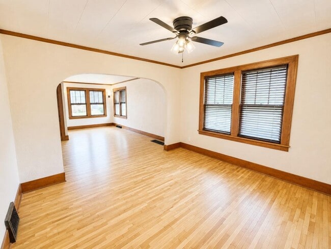 Building Photo - 460 S Mazon St