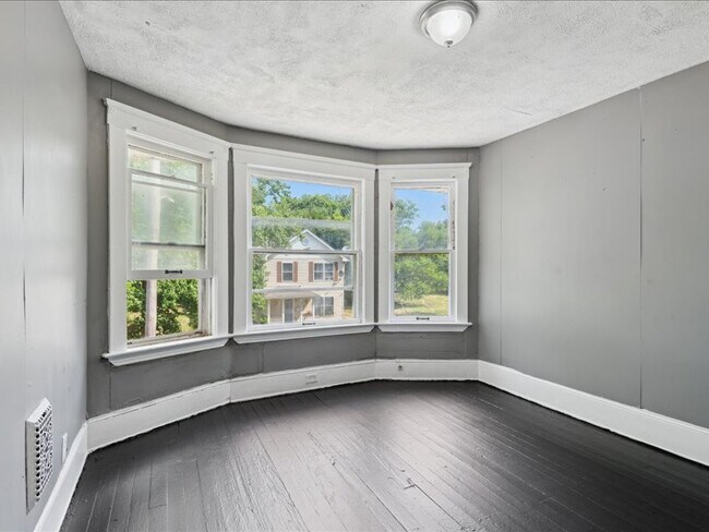 Building Photo - 10622 Hathaway Ave