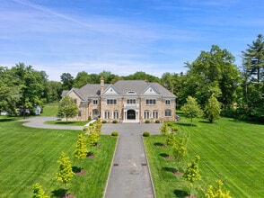 Building Photo - 828 North Street