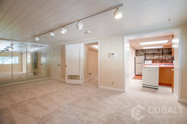 Building Photo - 867 Rosedale Rd NE