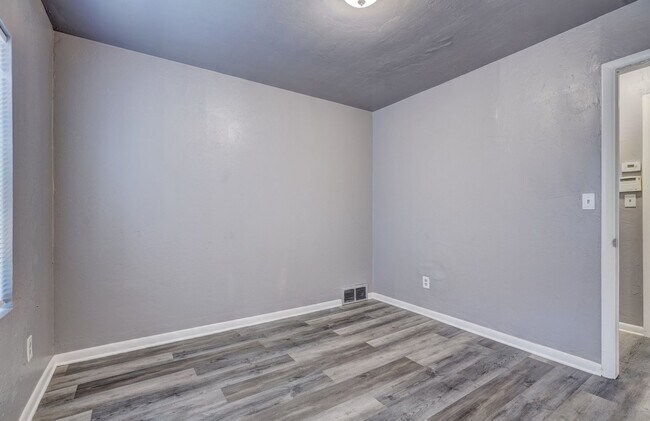 Building Photo - Stunning 3-Bedroom Property / With Shelter