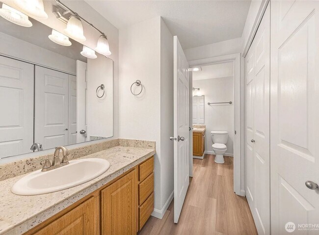 Building Photo - Modern First-Floor 1BR Condo | Near Totem Lake, Juanita Beach & Major Tech Employers