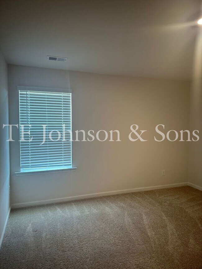 Building Photo - Spacious 4 Bedroom Home in Lexington – Modern Amenities and Comfort Await!