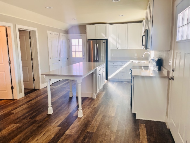 Building Photo - 306 Clark St