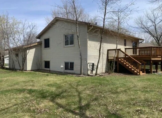 Building Photo - 4BR/2BA Eden Prairie Home In Cul De Sac Available 6/1 !