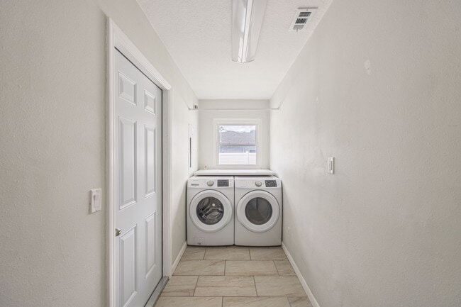 Building Photo - Pool Home