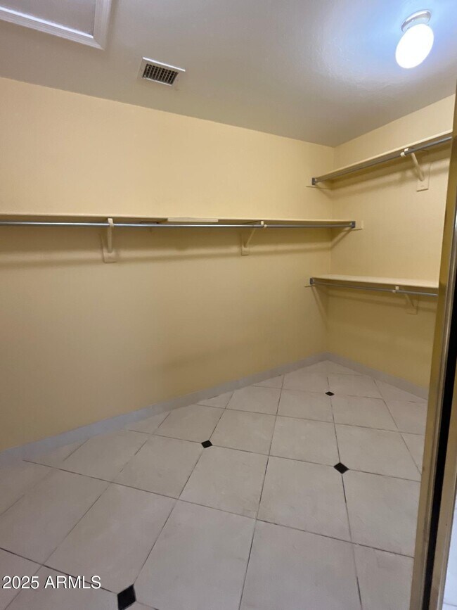 Building Photo - 5545 W Wethersfield Dr