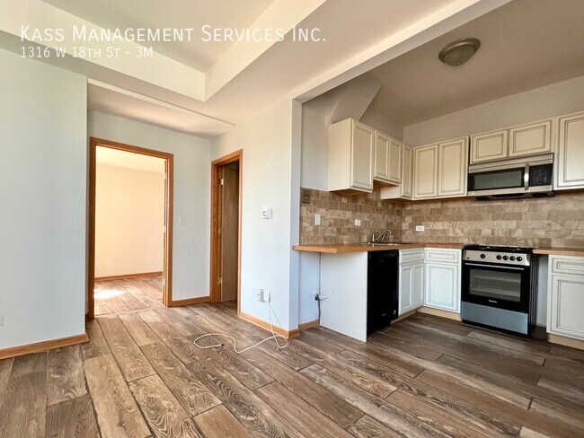 Building Photo - 1316 W 18th St