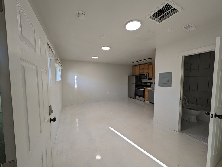 Building Photo - 5855 S View Rd