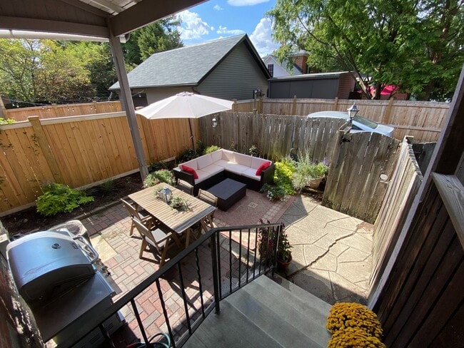 Building Photo - 2 bedroom, 2.5 bathroom brick townhouse