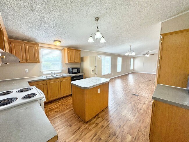 Building Photo - *AVAILABLE NOW* An absolute must see!  5 bedrooms, 3 baths in Burnet, TX.