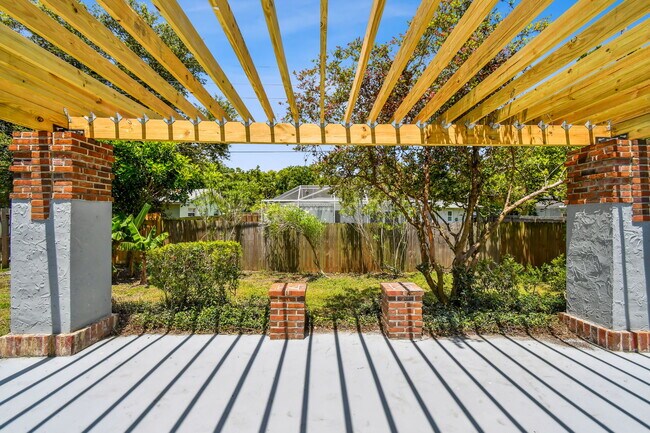 Building Photo - 528 Manor Dr