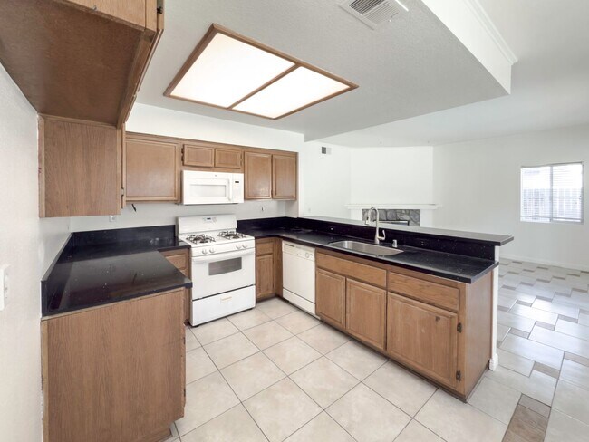 Building Photo - 2 Story, 3-Bedroom POOL + SOLAR Home in Wi...