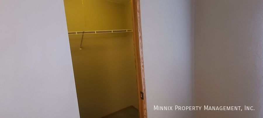 Building Photo - 304 SE 4th St