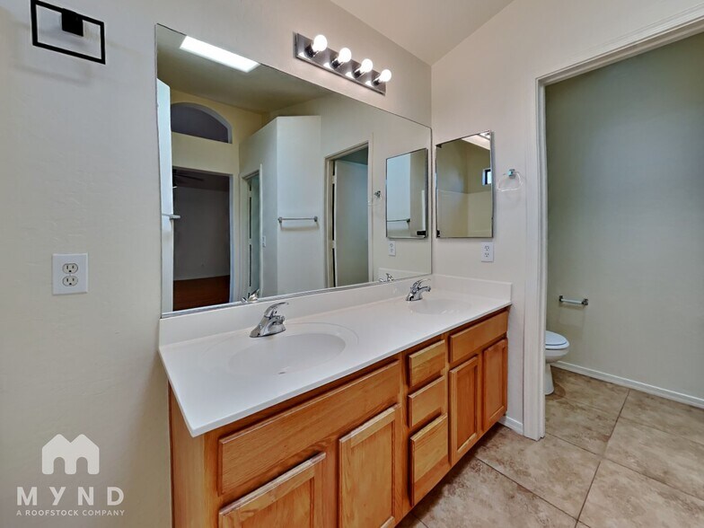 Building Photo - 10524 W Almeria Rd