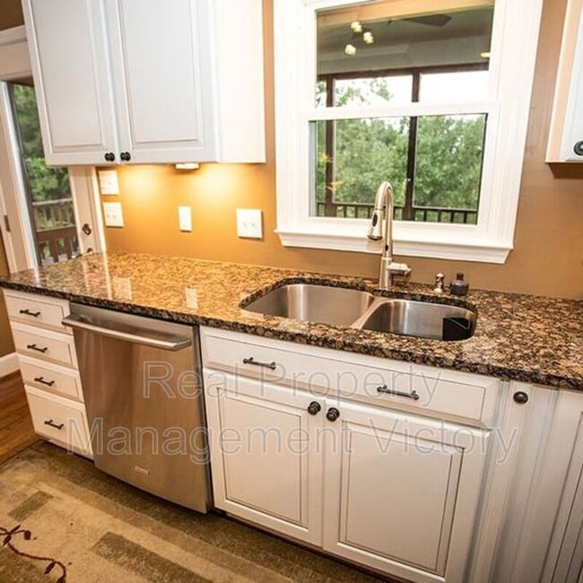 Building Photo - 1120 Shades Crest Rd