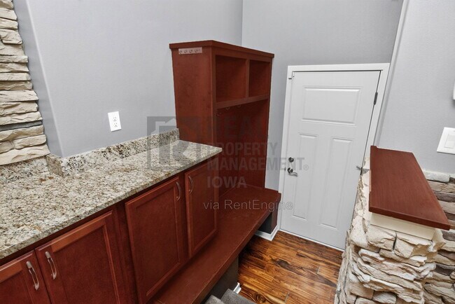Building Photo - 1651 SW Arlan Dr