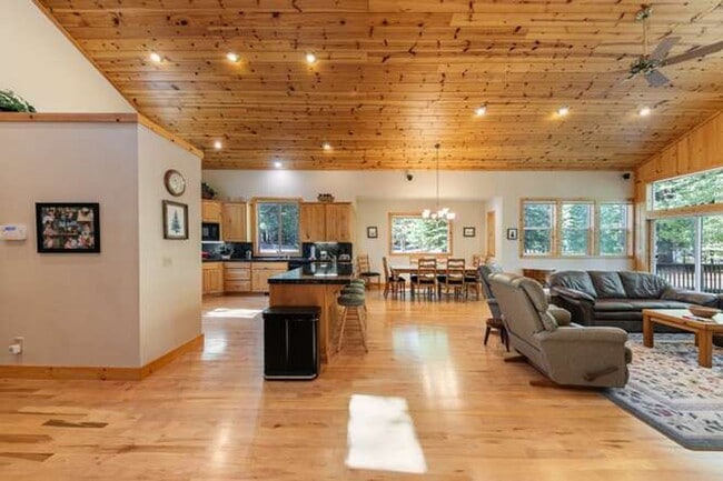 Building Photo - 11400 Thelin Dr