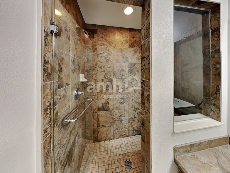 Building Photo - 5561 N Lisbon St