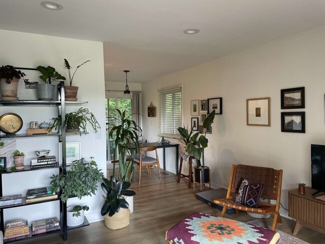 Building Photo - 3 bedrooms, 2 bathrooms, fenced yard!