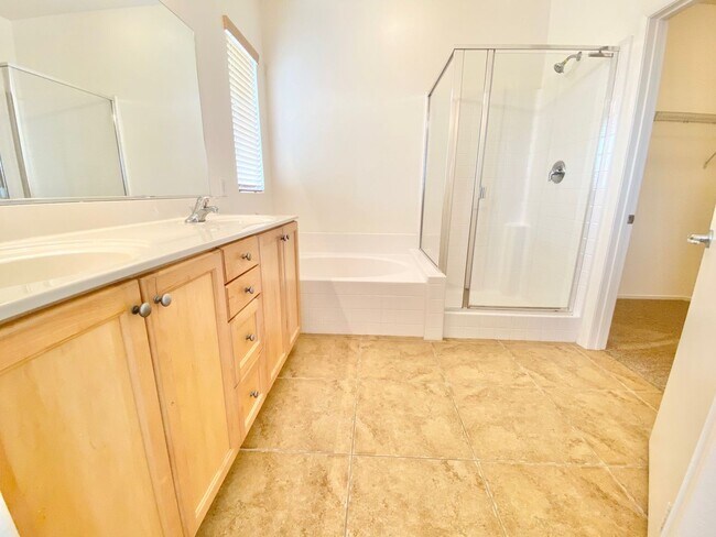 Building Photo - CUTE 3 BEDROOM / 2.5 BATHROOMS, TOWNHOME W...