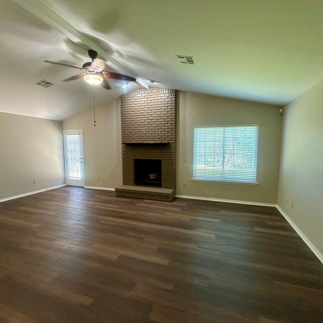 Building Photo - Enjoy Coming Home To This Beautiful and Well Maintained Home Close To Shopping, Restaurants & More!