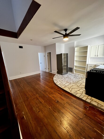 Building Photo - 726 S 10th St