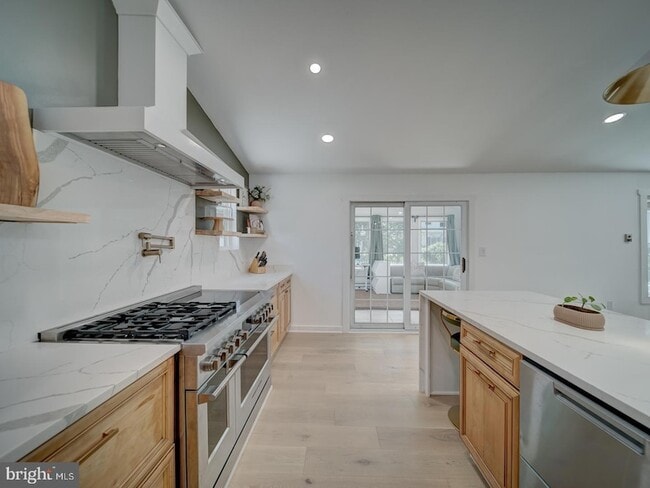 Building Photo - 1782 Shaftsbury Ave