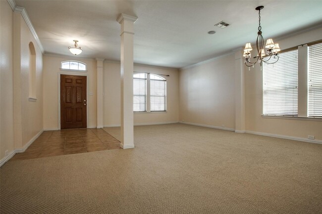 Building Photo - 1420 Canary Dr