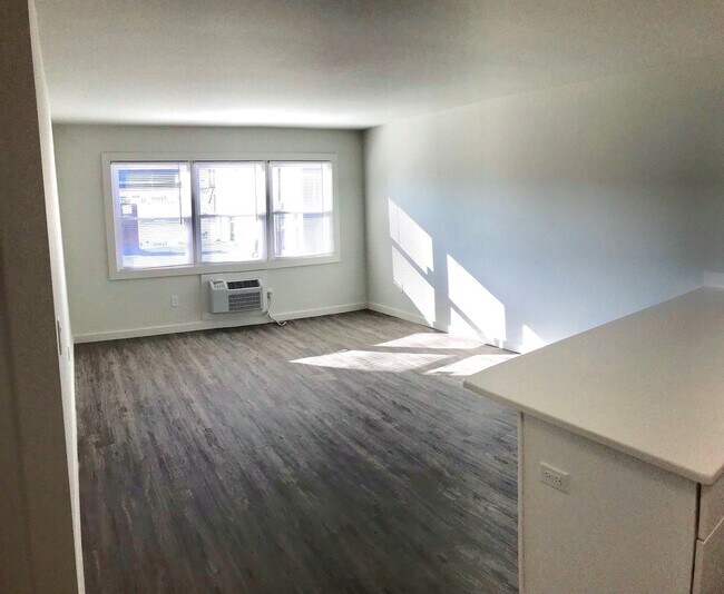 Interior Photo - 320 7th Ave