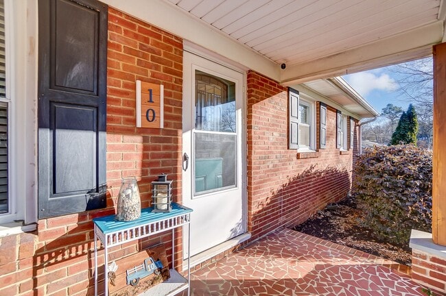 Building Photo - Beautifully Updated 4-Bed, 2.5-Bath Ranch Home in Belmont