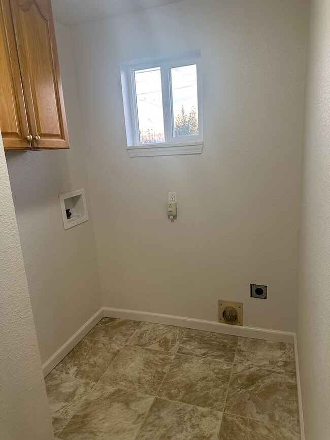 Building Photo - Fully Remodeled Home, Move In Ready! Pet considered with approved application.