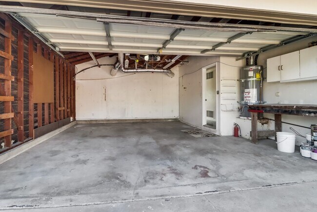 Building Photo - Pristine 4 bedroom, 2 bath, single level h...