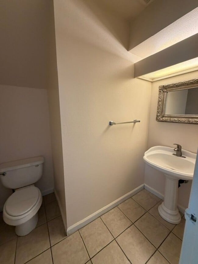 Building Photo - Beautiful 2 Bedroom and 2.5 Bathroom Condo $1,775.00