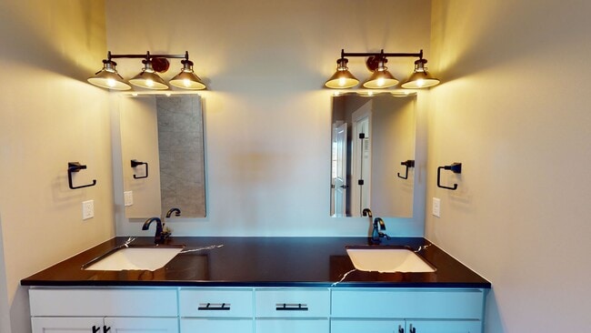 Building Photo - Upgrade to a 3-Bed, 2-Bath House with Extra Space