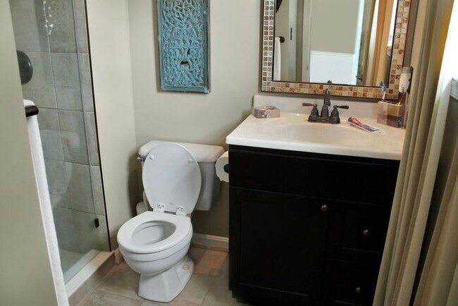 Building Photo - Charming 3-Bedroom, 2.5 Bath SFH with Fron...