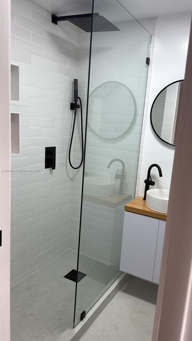 Building Photo - 6865 Bay Dr