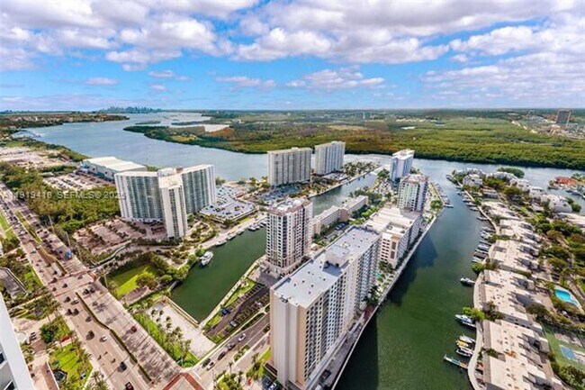 Building Photo - 16001 Collins Ave