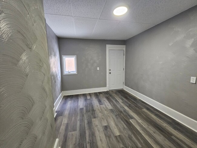 Building Photo - Newly update 2 bedroom 1 bath apartment fo...