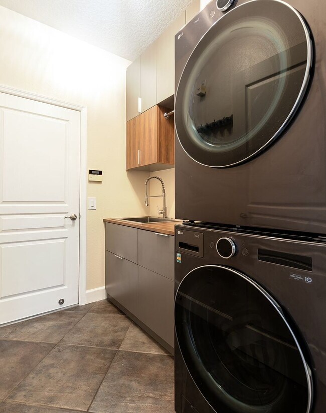 Building Photo - 3961 Knott Dr