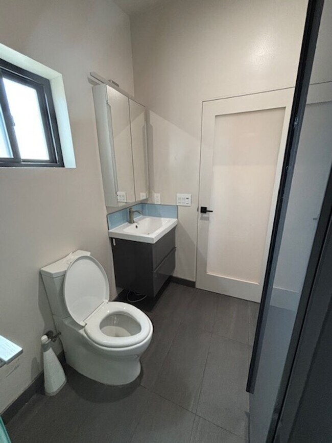 Building Photo - 1 Bed 1 Bath in North Hills Available Now