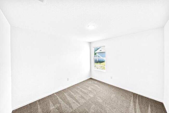 Building Photo - Charming 3-Bedroom Haven with 2 Full Baths