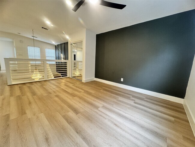 Building Photo - 516 S Post Oak Ln